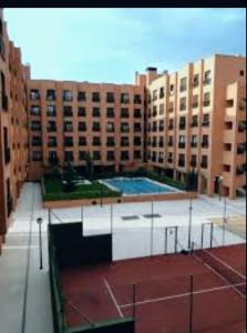 a tennis court in front of a large building at En Madrid, a unos minutos del aeropuerto airport Barajas, Plenilunio, estadio de fútbol Metropolitano, Feria de Madrid, Clínica Navarra in Madrid