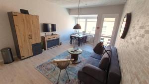 een woonkamer met een bank en een tafel bij Wilhelms Mitte in Wilhelmshaven