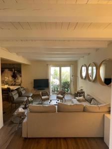 uma sala de estar com um sofá grande e espelhos em Apartment in Via del Molo, Porto Rotondo em Porto Rotondo