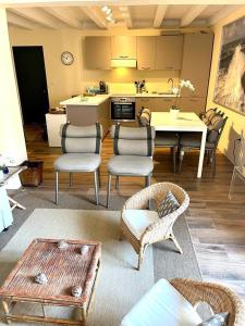 uma sala de estar com mesa e cadeiras e uma cozinha em Apartment in Via del Molo, Porto Rotondo em Porto Rotondo mais 7 fotografias