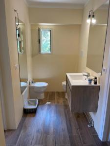 um banheiro com uma pia, um vaso sanitário e um espelho em Apartment in Via del Molo, Porto Rotondo em Porto Rotondo