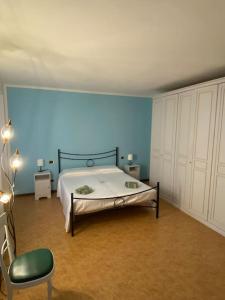 una camera con letto e parete blu di Appartamento Angolo Fiorito a Provaglio Val Sabbia
