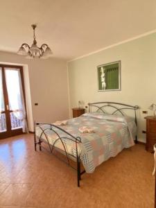 a bedroom with a bed and a chandelier at Appartamento Angolo Fiorito in Provaglio Val Sabbia