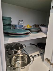 una olla y sartenes sentadas en una estufa en la cocina en Carisa Deluxe Apartment With Jacuzzi, en Lárnaca
