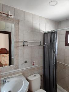 La salle de bains est pourvue de toilettes, d'un lavabo et d'une douche. dans l'établissement Hostal Jadraza, à Zahara de los Atunes