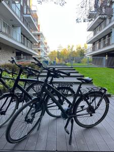 rząd rowerów zaparkowany obok budynku w obiekcie Blue Sea Apartment w mieście Międzyzdroje