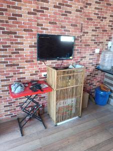 Joy House - 1 bhk Cozy entire house的电视和/或娱乐中心