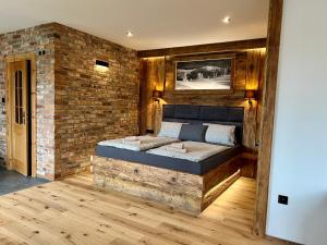 ハルラホフにあるPension U Studnyのレンガの壁のある部屋にあるベッド +44枚の写真