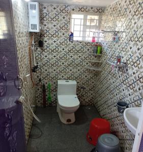 乌提Joy House - 1 bhk Cozy entire house的带马桶和水槽的浴室