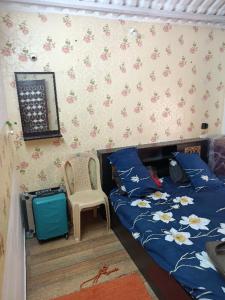 乌提Joy House - 1 bhk Cozy entire house的卧室里有一张床和一把椅子