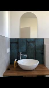 Un baño con un lavabo blanco y un espejo. en Domek Salsa, en Władysławowo
