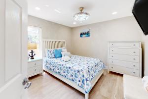 um quarto com uma cama, uma cómoda e uma janela em Happy Beachy Casa em Fort Pierce
