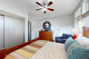 1 dormitorio con 1 cama y ventilador de techo en Highland House, en Boise