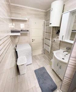 La petite salle de bains est pourvue d'un lavabo et de toilettes. dans l'établissement Apartman Mila, à Višegrad