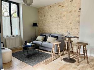 a living room with a couch and two tables at Maison balnéo centre-ville @casaberruyere in Bourges