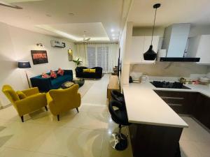 High Rise Presidential Suite in Elysium Opp Centaurus的厨房或小厨房