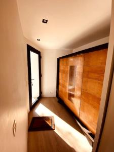 un pasillo con una gran puerta de madera y una ventana en Appartement 1 chambre - LAKE SIDE HOUSE, en Rixensart