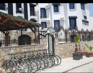 WB Weekend Otel في بودروم: صف من الدراجات متوقفة بجوار مبنى
