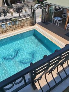 Piscina a WB Weekend Otel o a prop