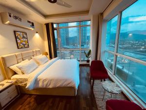 High Rise Presidential Suite in Elysium Opp Centaurus客房内的一张或多张床位