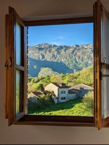 d'une fenêtre avec vue sur la montagne. dans l'établissement El Llagarin, à Ortiguero