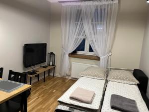 niewielka sypialnia z łóżkiem i oknem w obiekcie Apartament Zamkowy Stare Miasto w mieście Lublin