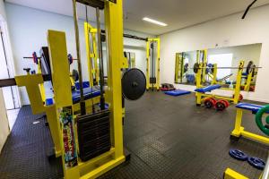 ein Fitnessraum mit gelben Geräten in einem Zimmer in der Unterkunft Apart_Hotel Ponta negra in Natal