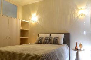 - une chambre avec un lit et deux lumières sur le mur dans l'établissement Downtown 2 BDR Apartment ***** 3, à Anvers