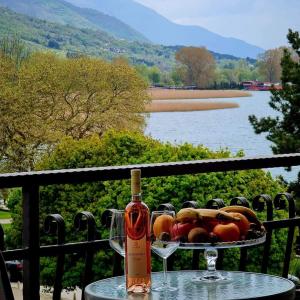 una botella de vino sentada en una mesa con dos copas en Vila Ivica Kjoshe en Ohrid