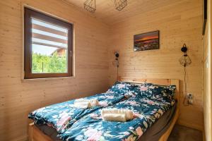 Posto letto in camera in legno con finestra. di Wielewska Ostoja a Wiele