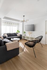 a living room with a couch and a table at Espectacular piso reformado al lado del rio Turia in Valencia