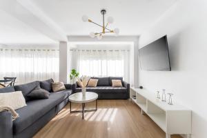 a living room with a couch and a table at Espectacular piso reformado al lado del rio Turia in Valencia