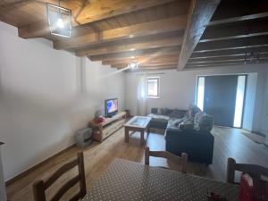 Μια τηλεόραση ή/και κέντρο ψυχαγωγίας στο Casa en Treceño 5 Dormitorios y 2 Plantas