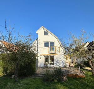Cette maison blanche dispose d'un balcon et d'une cour. dans l'établissement Wittinghuus - Urlaub aan de Ostsee, à Timmendorfer Strand