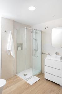 a bathroom with a glass shower and a sink at Espectacular piso reformado al lado del rio Turia in Valencia