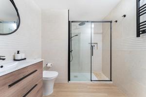 a bathroom with a shower with a toilet and a sink at Espectacular piso reformado al lado del rio Turia in Valencia