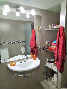 W łazience znajduje się umywalka i lustro. w obiekcie Casa Mercedes w mieście Mercedes