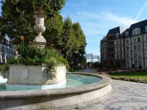 シャラントン・ル・ポンにあるCosy Appartement 4P proche 12eme/Vincennesの建物が立ち並ぶ都市の中心の噴水