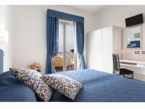 Postel nebo postele na pokoji v ubytování Hotel Britannia