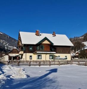 una grande casa con tetto ricoperto di neve di FeWo Michaela 