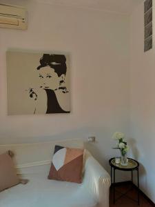 Avdkapartment في ميلانو: سرير في غرفة مع صورة على الحائط