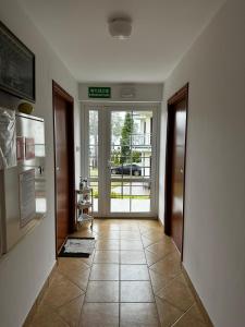 un pasillo con una puerta que conduce a un aeropuerto en Dom pod Sosnami, en Pobierowo