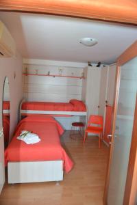 a small room with two beds and two chairs at Appartamento a Ravello in Ravello