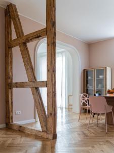 a large wooden frame in a room with a table at HORAMI Villa - ORIGAMI Apartment mit Terrasse in Malchow