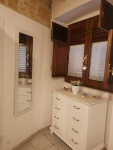 uma cozinha com uma cómoda e um espelho grande em Casa Centro storico Gallipoli em Gallipoli