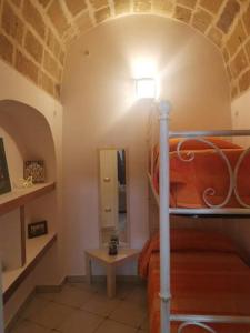 - une chambre avec des lits superposés et un miroir dans l'établissement Casa Centro storico Gallipoli, à Gallipoli