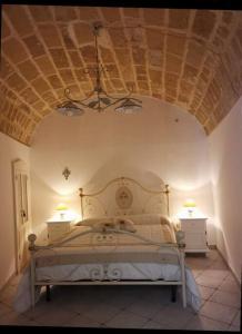sypialnia z dużym łóżkiem i 2 szafkami nocnymi w obiekcie Casa Centro storico Gallipoli w mieście Gallipoli