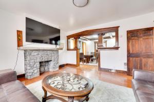 Μια τηλεόραση ή/και κέντρο ψυχαγωγίας στο Buffalo Vacation Rental about 20 Mi to Niagara Falls!