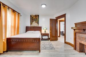 Ένα ή περισσότερα κρεβάτια σε δωμάτιο στο Buffalo Vacation Rental about 20 Mi to Niagara Falls!