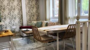 - une salle à manger avec une table, des chaises et un canapé dans l'établissement La casita de Maria, à Getxo